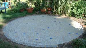 Sitzplatz aus Kleinsteinpflaster aus Granit u. Mosaiksteinen