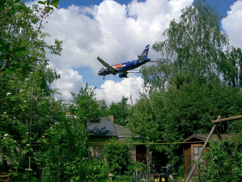 Flugzeug über Gärten in Brandenburg