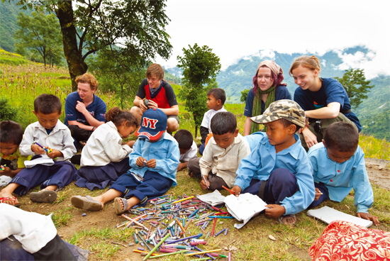 Nepalesische und Deutsche Schülerinnen mit vielen bunten Stiften