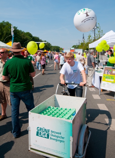 Geschirrtransport mit dem Lastenrad auf dem Umweltfestival
