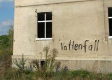 leerstehendes Haus in der Lausitzing mit Graffiti Schriftzug Vattenfall