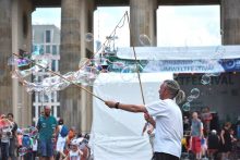 Ein Seifenblasenkünstler zaubert riesige Seifenblasenv am Brandenburger Tor