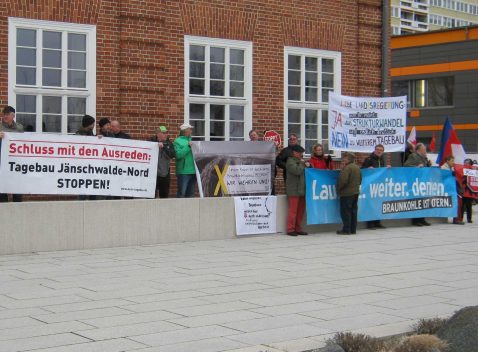 Protest bedrohter Dorfbewohner vor Braunkohlenausschuss in Cottbus