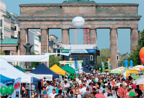 Viele Menschen beim Umweltfestival am Brandenburger Tor